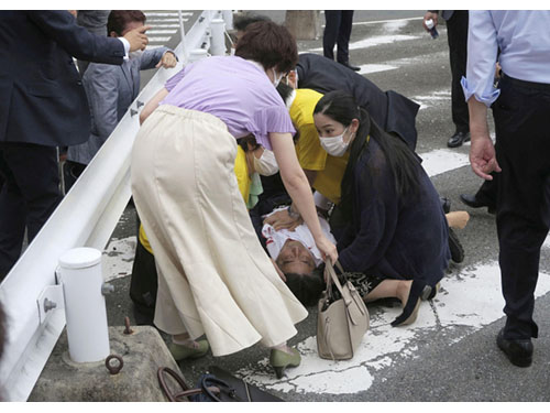 Buvęs Japonijos premjeras Sh. Abe pašautas per politinį renginį 